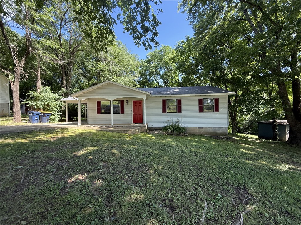 House For Rent ā 707 E Washington Ave, Harrison, AR 72601
$1,300/month | $1,000 Deposit. Charming 3 bedroom, 1.5 bath home located in the heart of Harrison! This rental features an attached 1-car carport, spacious deck, and a fenced back yard perfect for outdoor enjoyment. All electric with central heating and cooling. Tenants are responsible for all utilities and lawn care. One-year lease required. No smoking. No pets allowed. Application Required.
Contact today to schedule a viewing!