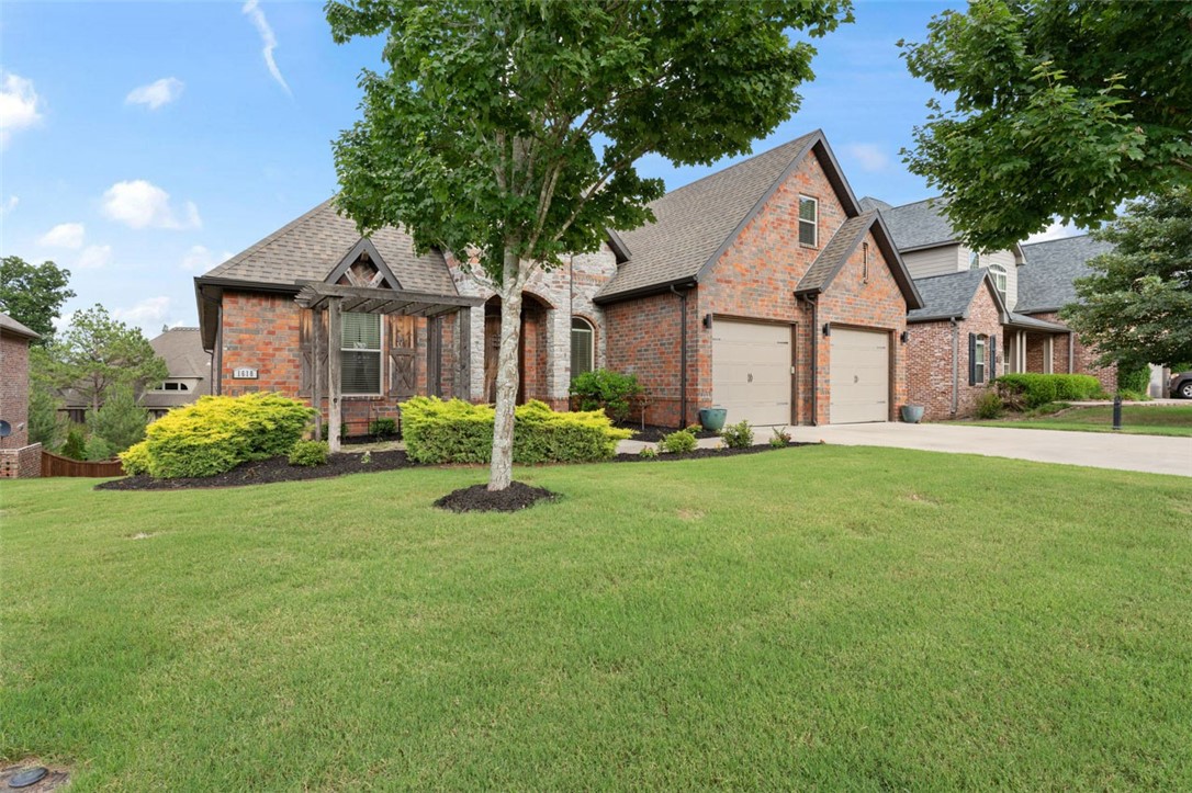 Great home in a really great subdivision with an awesome community pool! This beautiful home is located just a few minutes away from art and adventure. Two major trailheads (Milk Run and Hand Cut Hollow) , Crystal Bridges Museum of American Art, the Scott Family Amazeum, the new Wal-Mart headquarters and Downtown Bentonville are just a few of the highlights located within a few minutes of this prime location. The home features a 4 bedroom, 3.5 bathroom and an open concept living area that is awesome for entertaining. There are three bedrooms, including master on the main level, with a bonus room and another bedroom and bath upstairs. Off the kitchen you will find another flex area that is ideal for an office! Beautiful wainscoting detail fills the front foyer and formal dining area and high ceilings can be found throughout the home. The expansive backyard includes a screened-in porch and a beautiful view of one of the best neighborhoods in Northwest Arkansas!