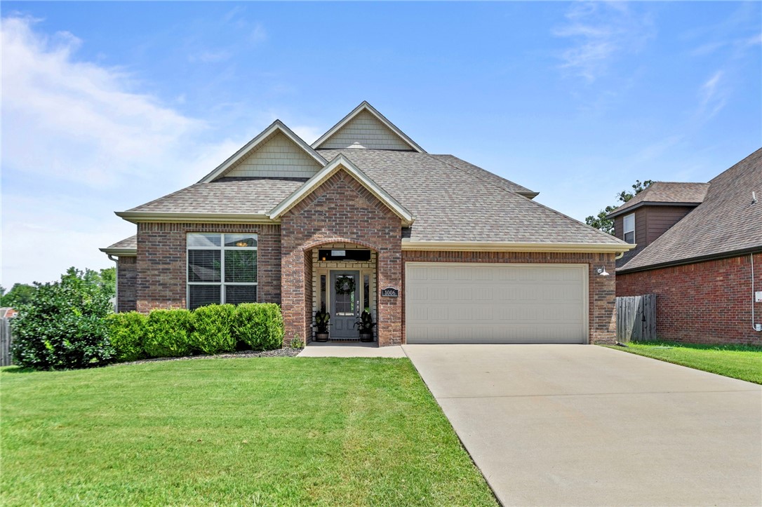 Zoned for Evening Star Elementary, easy access to i-49, and the convenience of being close to parks, restaurants, and shopping! This 4-bedroom, 3-bathroom home offers both comfort and convenience in one of Northwest Arkansasās most desirable locations. The primary bedroom and two additional bedrooms are located downstairs, right off of the living space. You have the space to entertain in the open kitchen, living, and dining area! Upstairs you will find a bedroom, full bathroom, and you can't miss the large bonus room which could be transformed into the perfect play room, movie room, YOU NAME IT! Right off of the living area is the back door taking you onto your freshly painted back deck. It was designed for privacy, and additional landscaping in the back yard provides a buffer between neighbors.
Schedule your showing today to make this beautiful home your ticket to all things NWA!
