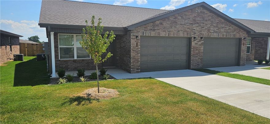 Brand new duplexes in Bentonville close to NWA Regional Airport for lease. Home features 3 bedrooms, 2 bathrooms, 2 car garage, LVP throughout home, granite countertops, ceiling fans, open floorplan, covered back patio for grilling/entertaining, fenced in yard and all appliances included. 1 month free rent with all 1 year leases signed by October 1st, 2025.