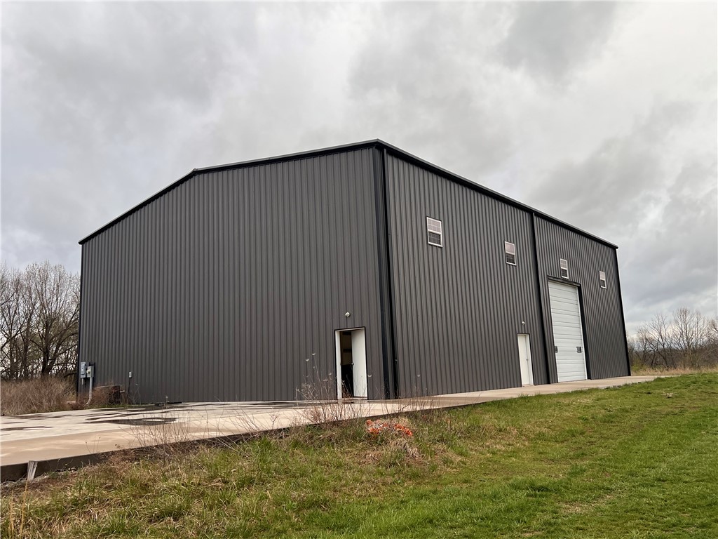Great warehouse space with a 26'-30' ceilling. Building was originially built for a welding shop but never used. Has two 18' bay doors. Tenant will need to get a conditional use permit or go through large scale development process. Great frontage on E. Monitor RD. 10 Mins from Downtown Springdale, close to the Springdale Airport, industrial park, lake & outside the city.