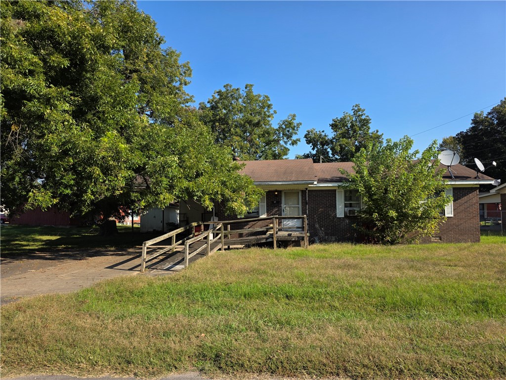 This 3-bedroom, 1-bath home offers 1,343 square feet of potential and sits on two large city lots, with one being a corner lot. Whether youāre an investor looking for your next project or someone ready to tackle a fixer-upper, this property is full of opportunity.
Being sold as-is, where-is ā no repairs will be made.
Any accepted Real Estate Contract are subject to Probate Court approval.