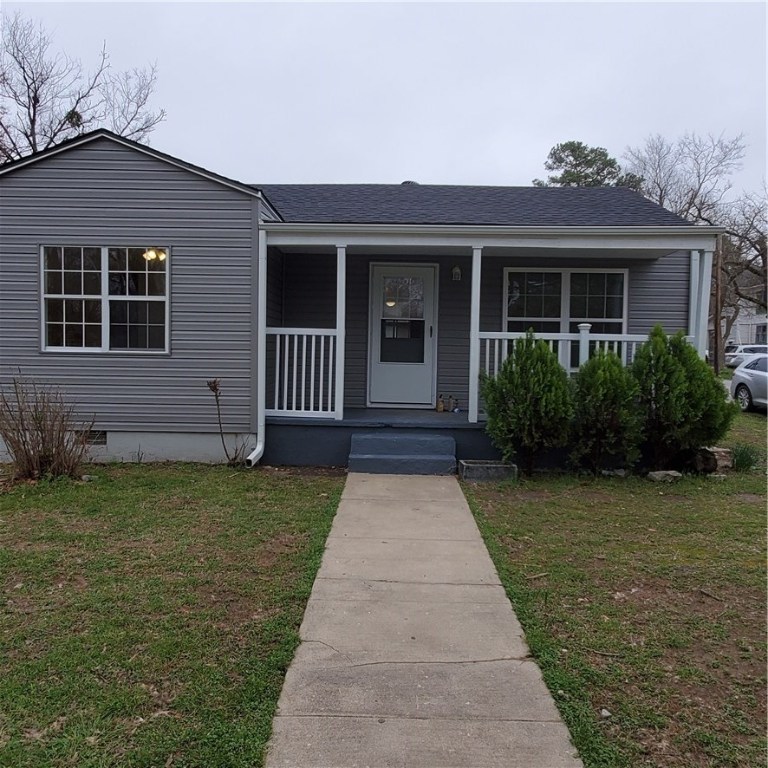 Cute little house in Siloam. Close to the Library and downtown. Newly remodeled and just a short drive to anywhere in town. Call or text for Showings.