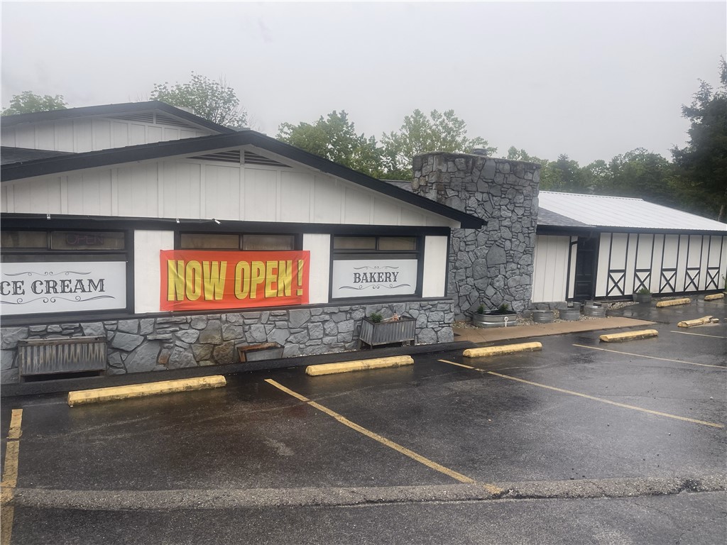 Fabulous opportunity to acquire an established and up & running restaurant with its own 2/1 apartment. Full bar and only private establishment on Holiday Island with liquor license. Large outdoor and indoor seating area. Modern kitchen with Ansul vent hood. Business, real estate and equipment included. Located near marina and Country Club.