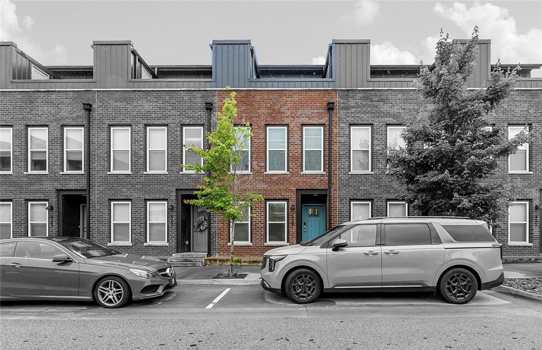 Modern 3-Story Townhouse in the Heart of Downtown Bentonville!
Live steps away from the Bentonville Square in this stylish and spacious 2 bedroom, 2 bath townhouse. Spanning three stories, this home offers an open-concept living area, a sleek kitchen with modern appliances, and private rooftop balcony—perfect for entertaining or unwinding with views of downtown.
Enjoy the ultimate urban lifestyle with direct access to bike and walking trails, including the Razorback Greenway, and be within walking distance of top-rated restaurants, shops, and Crystal Bridges Museum.
Features: 2 Bedrooms, 2 Full Baths. Three-Story Layout with Rooftop Balcony. Attached Garage. Steps from Trails, Dining, and Entertainment
Whether you're an outdoor enthusiast, foodie, or art lover, this townhouse places you in the center of it all.