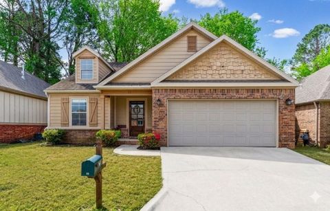 Photo of 63 E Madrid Street, Fayetteville, AR 72703 (MLS # 1345102)