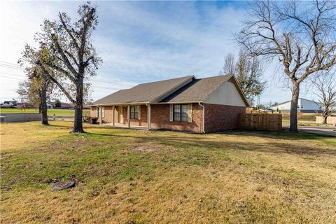 Photo of 850 S Chateau Drive, Rogers, AR 72758 (MLS # 1330714)