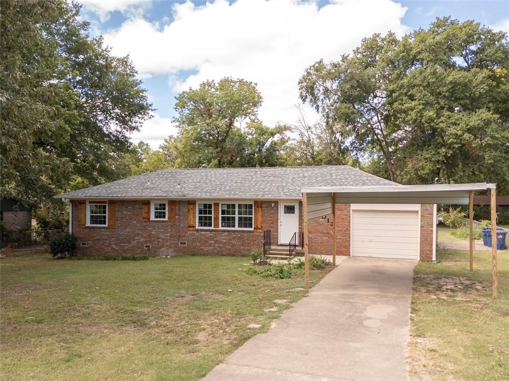Welcome to this lovely 3-bedroom, 2-bathroom home! Youāll find a cozy family room thatās perfect for making memories, along with a large, fenced-in backyard ideal for kids, pets, or entertaining friends. With plenty of space both inside and out, this home offers comfort and convenience for anyone looking to settle in. Come see for yourself the potential this charming property has to offer!