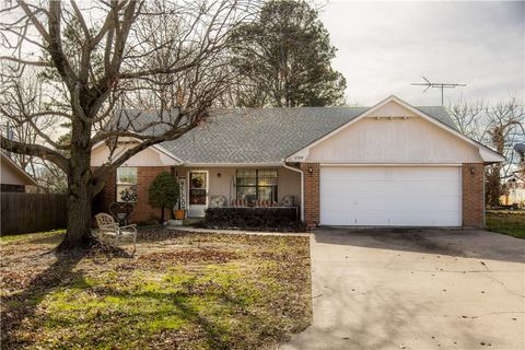Photo of 2304 Twin Springs Street, Siloam Springs, AR 72761 (MLS # 1330597)