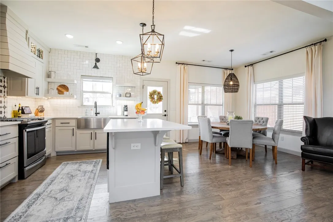 Cave Springs, Arkansas 72718, United States, 4 Bedrooms Bedrooms, ,4 BathroomsBathrooms,Residential,Pending,106788