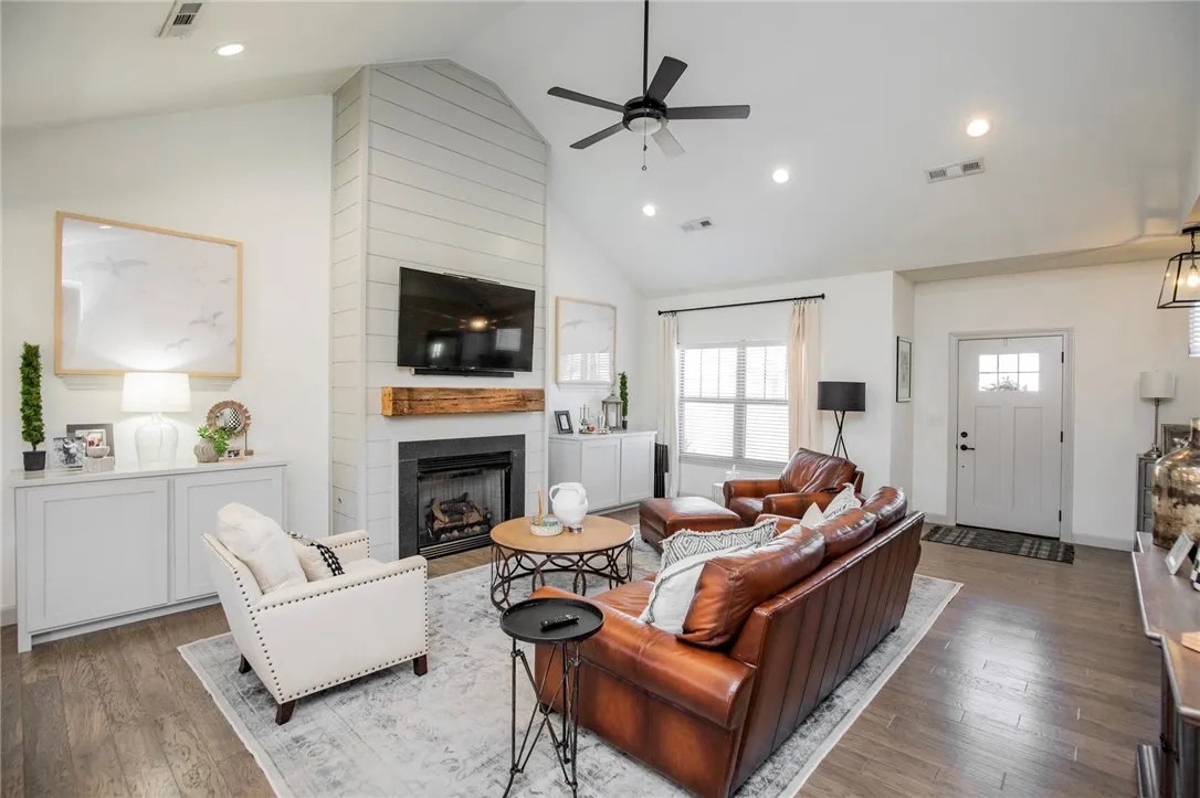 Cave Springs, Arkansas 72718, United States, 4 Bedrooms Bedrooms, ,4 BathroomsBathrooms,Residential,Pending,106788