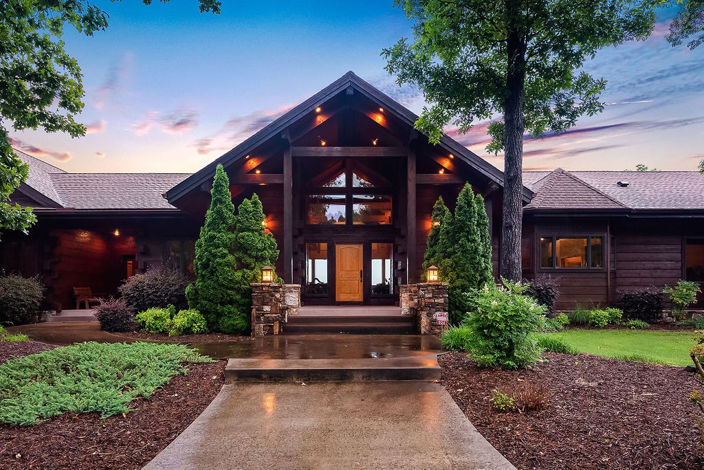 Opportunity to own the premier All-Inclusive Lodge in AR. Only Orvis endorsed lodge in the state. Excellent investment opportunity. Contact listing agent for financials. Enjoy year round breath taking views of the majestic White River from the spectacular lodge. Lodge constructed of coastal western red cedar from Washington state and British Columbia. 6 master suites each with on suite bath. Truly one of a kind. You will have to see it yourself to appreciate it. Reminiscent of the finest log lodges in Colorado and Montana.