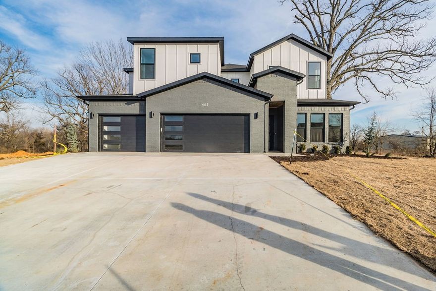 Beautiful new construction in Bentonville's newest subdivision Autumn Hills. Huge open kitchen and great room overlooking covered patio into almost half acre yard. Home will feature white oak cabinets, solid wood doors, granite and quartz counters, beautiful tile accents. Gourmet kitchen to showcase expansive waterfall quartz island, café style 48" range, commercial style fridge-freezer unit with trim kit. Luxury master suite.