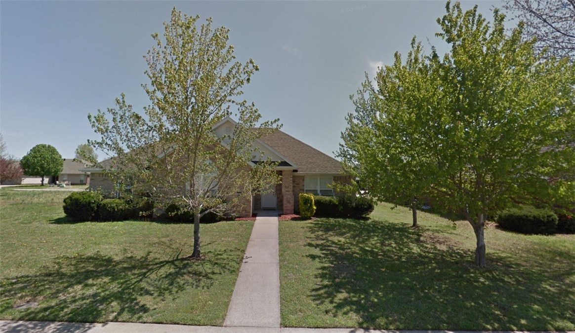 Nice 4 bedroom, 2 bath. Close to I-49 and U of A.