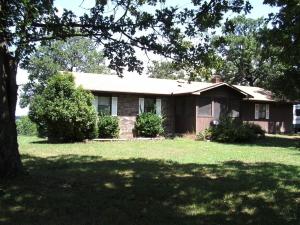Great home & out-buildings on 40 acres near Bull Shoals Lake!Land is mostly pasture w/scattered trees & is ready for your horses or cows. Comfortable 3BR 2BA home, with open floor plan & large utility room. Metal shop bldg/garage & loafing shed. Great Views!