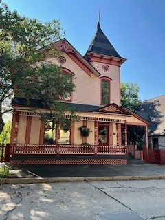 What an incredible location in downtown Historic Eureka Springs.Crescent Cottage, built in 1881 by Brigadier General Powell Clayton of the Union Army and the ninth governor of Arkansas, is a classic Queen Anne Victorian that is listed on the National Register of Historic Places. The 5BR/5.2BA home boast plenty of room for family and friends. The newly remodeled kitchen is a dream! Custom Big Chill refrigerator and stove. Copper and brass Vent Hood. New spa like bathrooms with soaking tubs and tiled showers with glass walls, body jets and rain heads. New kitchen with granite counters and custom cabinets. Gas log fireplaces. Large double porches in back with great views of East Mountain and Christ of the Ozarks. Detached garage and additional parking on Spring Street. Easy walk to downtown. View the famous Statue from your glorious back porch!