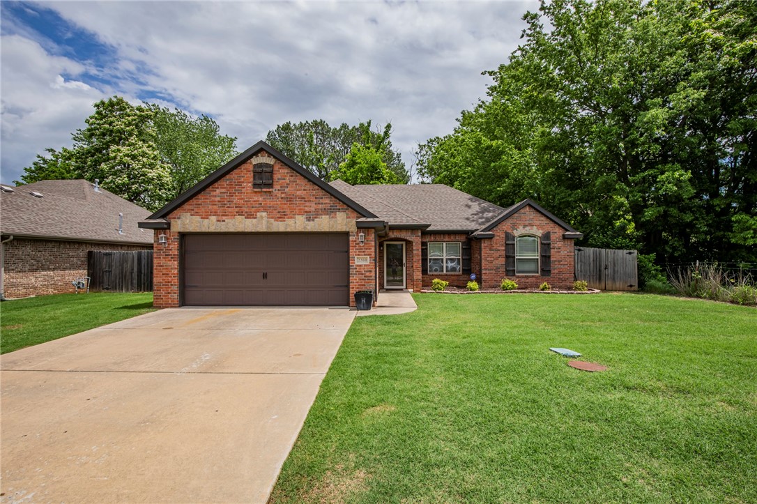 Great one level home located in Clearwood Crossing! Just minutes from the UofA & five minutes to schools. Well designed split floor plan, spacious living room, eat-in kitchen & separate laundry room. Two car insulated garage door. 220 outlet on back patio to accommodate hot tub. Granite counters in kitchen & baths. Breakfast bar & pantry in kitchen. Insulated garage door, storm door on entry door. All brick exterior + gutters. Ideal starter home or investment.