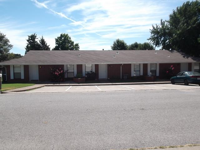 Great 2 bed & 1 bath triplex in Rogers!