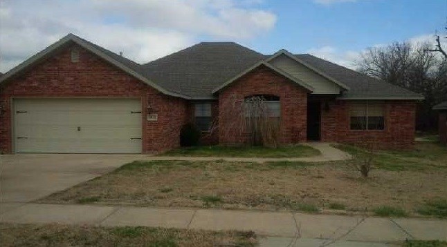 All brick 4 br/2.5 bath home with 2 car garage in West Fayetteville. Jetted tub & separate shower in MBR, fireplace, 2 living areas, eat in kitchen, formal dining, covered back patio.