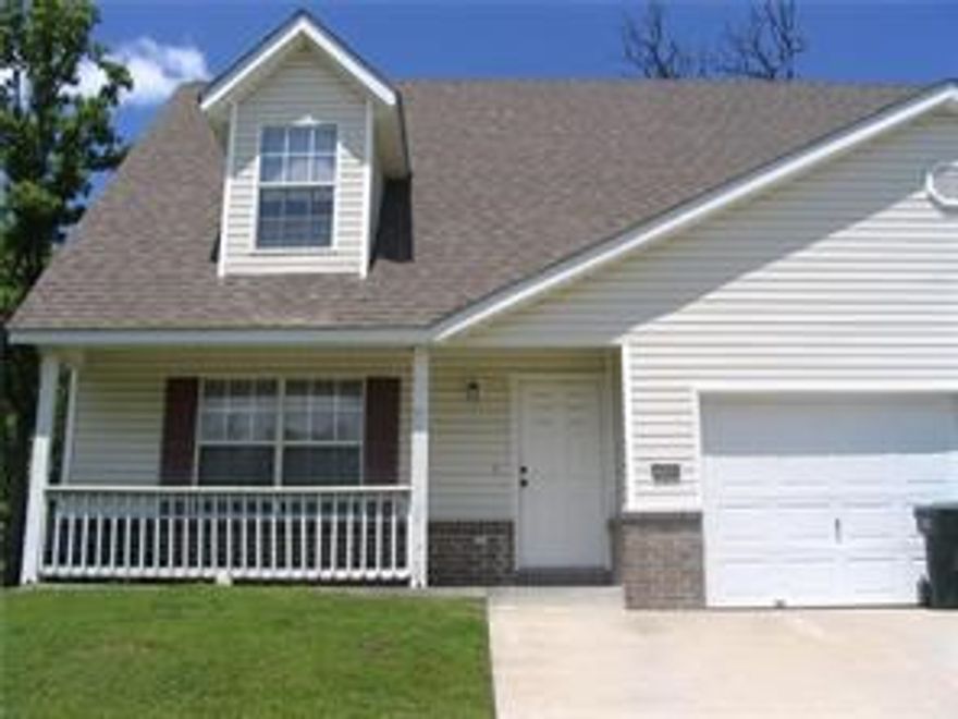 2 BEDROOM, 1 1/2 BATH CONDO IN FAYETTEVILLE!