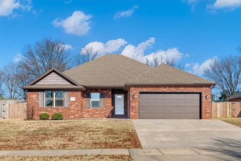 Photo of 1872 Spring Creek Avenue, Springdale, AR 72764 (MLS # 1330032)