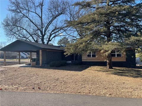 Photo of 201 N Shore Drive, Russellville, AR 72802 (MLS # 1343369)