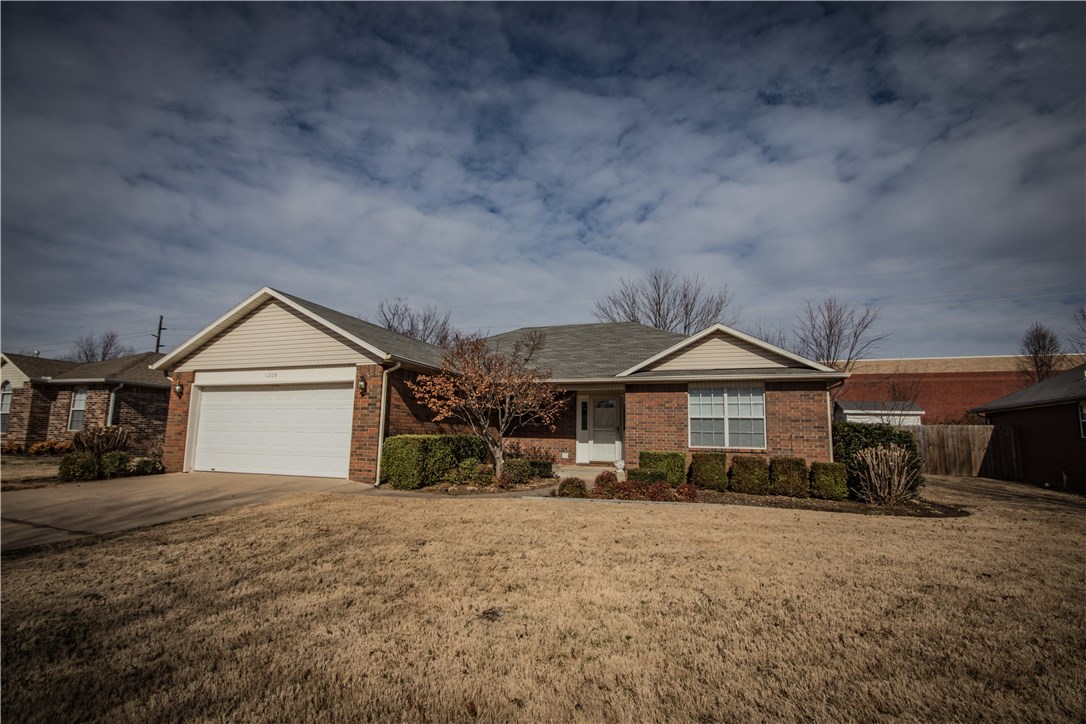 Great location!! Close to everything! This home features: 3 bedrooms, 2 bath, 2 car garage with a split bedroom plan, fenced backyard, eat-in-kitchen, spacious laundry room and fireplace! Call today to schedule your private showing!