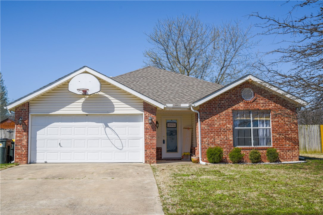 Own for less than rent!
3 bedroom / 2 bath home with big master bathroom, and his / her closets 
Move in Ready
New Roof in 2017
New flooring in 2017
Split Floor Plan
Price to sell.
Eligible for Rural Development Loan - Zero Down