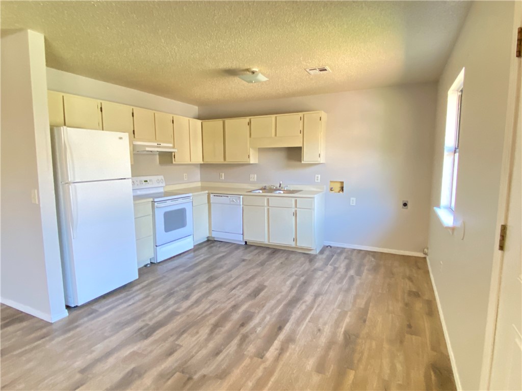 Recently updated quaint 2 bedroom 1 bath home in the heart of Springdale. Close to shopping, grocery, medicaL facilities, and more! Please fill out your application at apartments.com