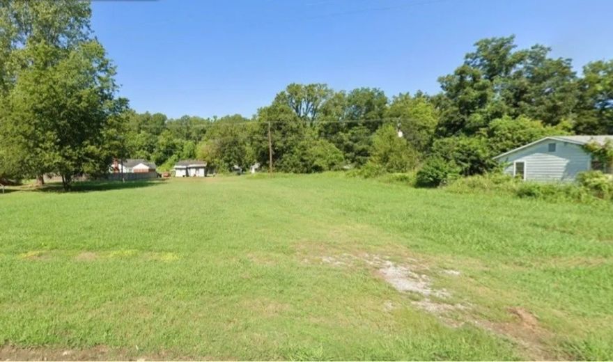 Build your new home or place a manufactured home on this .19(+/-) acre lot. It is in Helena, Arkansas of Phillips County. It is just West of the Mississippi River and South of Memphis. Your local amenities are only minutes away. Seller to provide Limited Warranty Deed only.