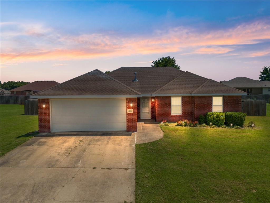 Welcome home to this charming home located in Battlefield Subdivision! 3 Beds and 2 baths ensure room for the family! Enjoy all the perks of living in Pea Ridge and all the great things happening in this community! Tucked just outside of Bentonville and Rogers, Pea Ridge offers the convenience of being close to all things NWA but just out of the hustle and bustle of NWA. Come make this house your home!