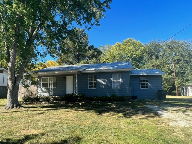 Great Fayetteville location! Located just minutes from the University of Arkansas. This 4 bed, 2 bath home is situated just down the street from Finger Trail Park and walking distance to Walmart.