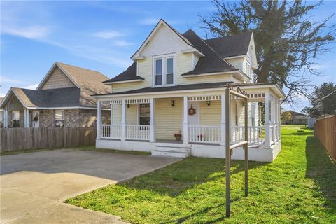 Photo of 120 S Collins Avenue, Gentry, AR 72734 (MLS # 1340669)