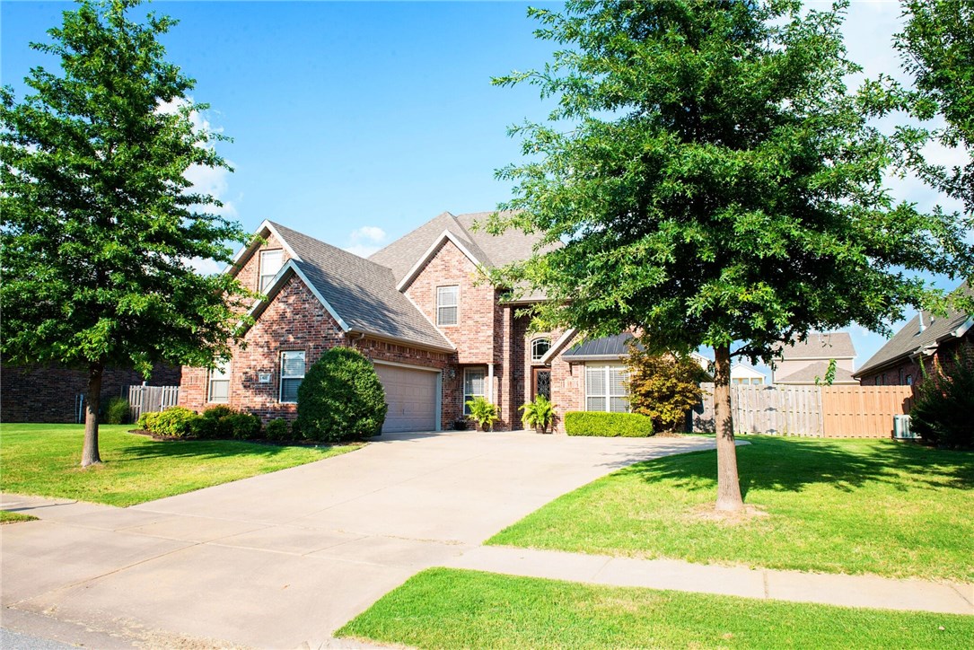 3 living area home w/4 bedrooms, 2.5 baths. 2-level living room, family room, formal dining, huge kitchen w/to-die-for breakfast area & Bonus Room. covered patio w/colored concrete to entertain in style. master suite. Plenty of storage throughout! Walk to school & park!