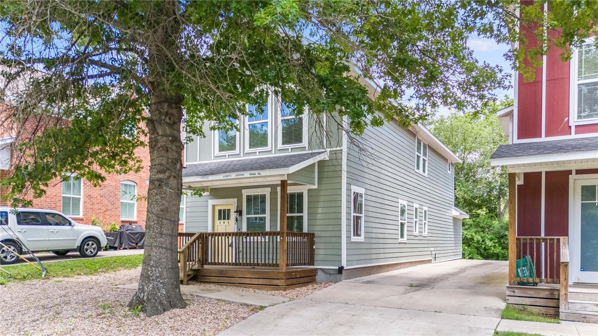 Located in the heart of Fayetteville, this property is ideally situated just three blocks away from the vibrant square. Upon entering, you'll find a spacious main floor that seamlessly combines a large living area, dining space, and a well-appointed kitchen, perfect for hosting gatherings or enjoying everyday living. Additionally, the convenience of a washer and dryer on the main floor, along with a half bathroom, adds to the functionality of the space.