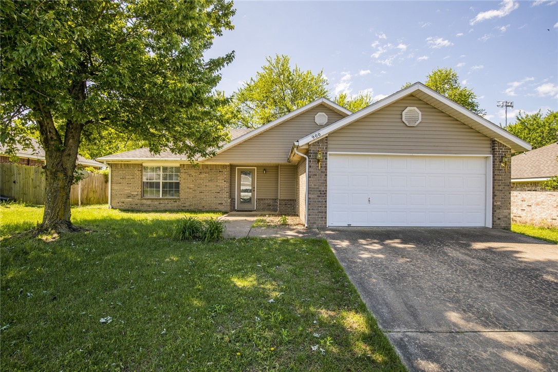 Great Location in Bentonville close to down town, schools and I-49. This 3 bedroom 2 bath home has split floor plan, vinyl plank wood flooring throughout. Open floor plan with vaulted ceiling in living room and gas fire place. Back yard is fenced. Pets allow with additional pet rent.