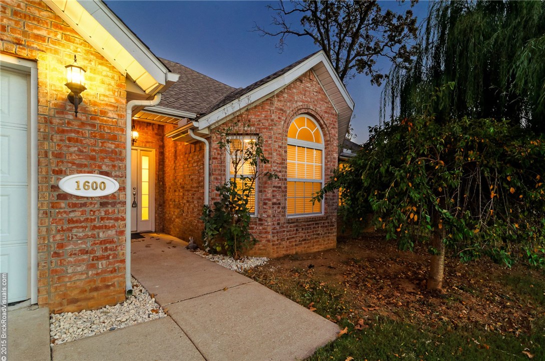 Immaculate, like new, 3 bedroom 2 bath w/all new paint & ready for lucky new owners! Solid, brick, steel frame & foam insulation = very low utility bills. Formal dining room w/wood floors offers office/study option. Full featured kitchen has breakfast bar & opens to family room w/gas log fireplace boasts a tray ceiling w/fan. Spacious master has tray ceiling & bath boasts double vanity, jetted tub & walk-in shower & closet. Screened porch over looks a level, wood privacy fenced back yard. Must See!