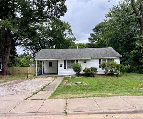 Photo of 1642 N Oakland Avenue, Fayetteville, AR 72701 (MLS # 1354631)