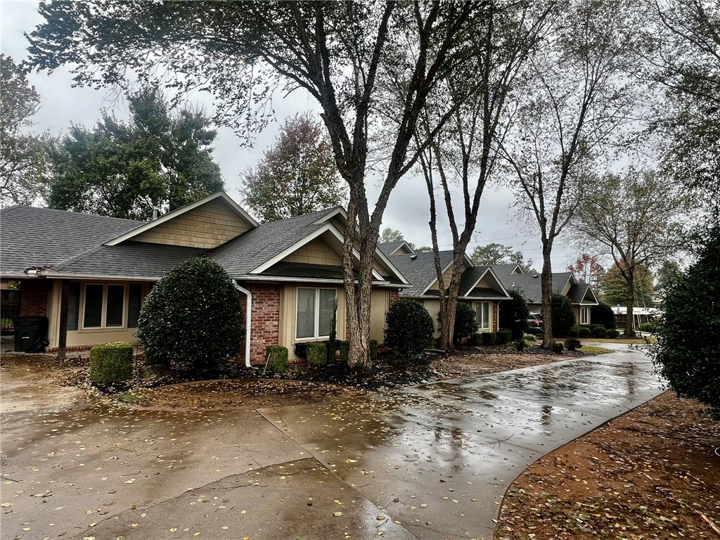 Opportunities like this don't come around very often! Homes in the highly sought-after Mission Cottages in East Fayetteville rarely come on the market. This home has a great floorplan with two private bedrooms, each with their own bathroom, high ceilings, beautiful wood floors, and more. The fenced backyard has a patio with pergola, and is accessible from the living room and the laundry room. All appliances convey, including refrigerator, washer & dryer, dishwasher, range & microwave. Great location near Crossover with easy access to all areas of town. Small, quiet neighborhood designed with privacy in mind.
Owners are licensed real estate agents.