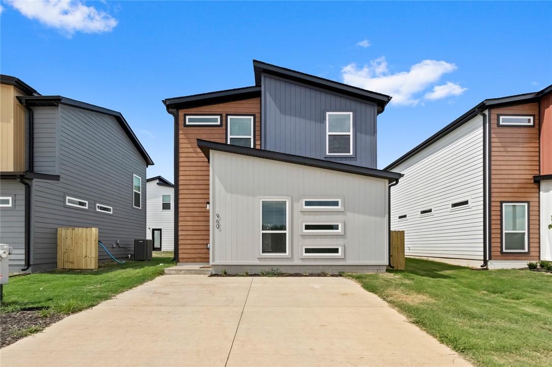 Welcome to 960 Illinois Rd, Centerton, AR ā a well-maintained 3-bedroom, 2.5-bath home offering 1,100 sq/ft of stylish, efficient living in one of the fastest-growing areas of Northwest Arkansas. Built in 2023 and thoughtfully cared for since, this home offers a rare mix of affordability, convenience, and comfort. This home also has one of the rare 3rd car parking spots in the neighborhood right in front of it.
Located just 15 minutes from the Walmart Home Office campus, this home is perfect for professionals, families, or investors looking for a strong long-term location. The home comes with a refrigerator, washer, and dryer with an acceptable offer ā making it truly move-in ready.
Youāll love the community dog park just down the street, and the homeās proximity to top-rated schools, restaurants, and all the amenities of Bentonville and Centerton.
Whether youāre a first-time buyer or looking to downsize into something newer and low-maintenance, this home is a standout in todayās market. Agent owned.