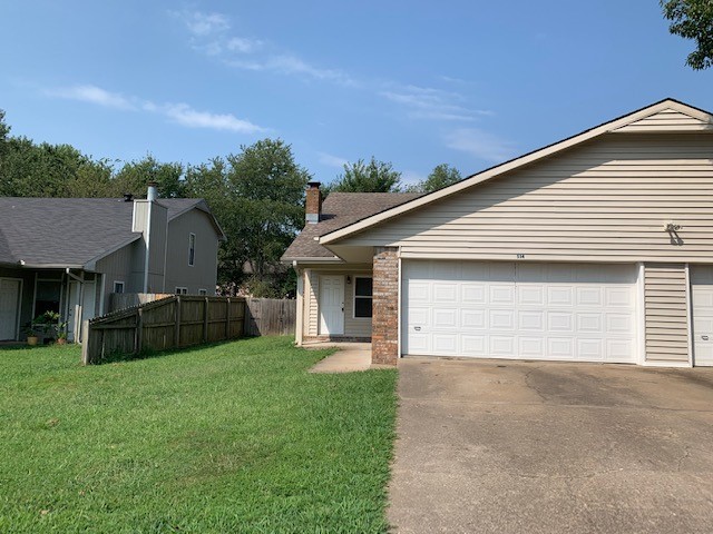 Three bedroom two bath duplex convenient location in Rogers. Laminate flooring throughout. Vaulted ceiling and lots of natural light. Master bedroom has double sinks and combo tub /shower. Nice walk in pantry in kitchen. Lots of storage! Fenced in backyard.