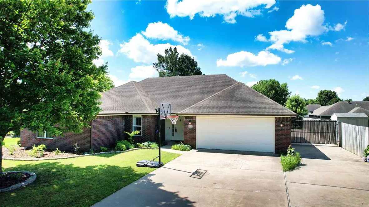 Lowell, Arkansas 72745, United States, 3 Bedrooms Bedrooms, ,2 BathroomsBathrooms,Residential,Pending,141910