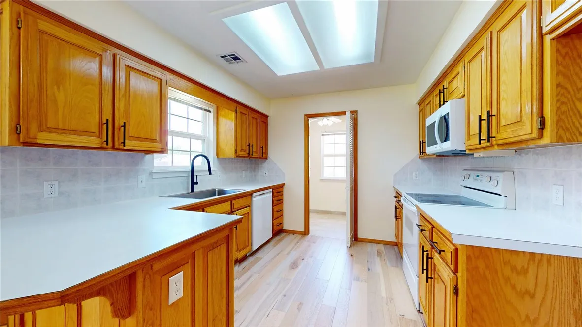 Lowell, Arkansas 72745, United States, 3 Bedrooms Bedrooms, ,2 BathroomsBathrooms,Residential,Pending,141910