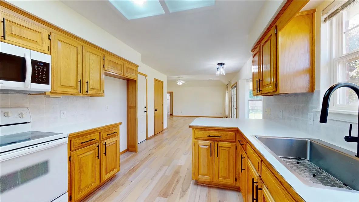 Lowell, Arkansas 72745, United States, 3 Bedrooms Bedrooms, ,2 BathroomsBathrooms,Residential,Pending,141910