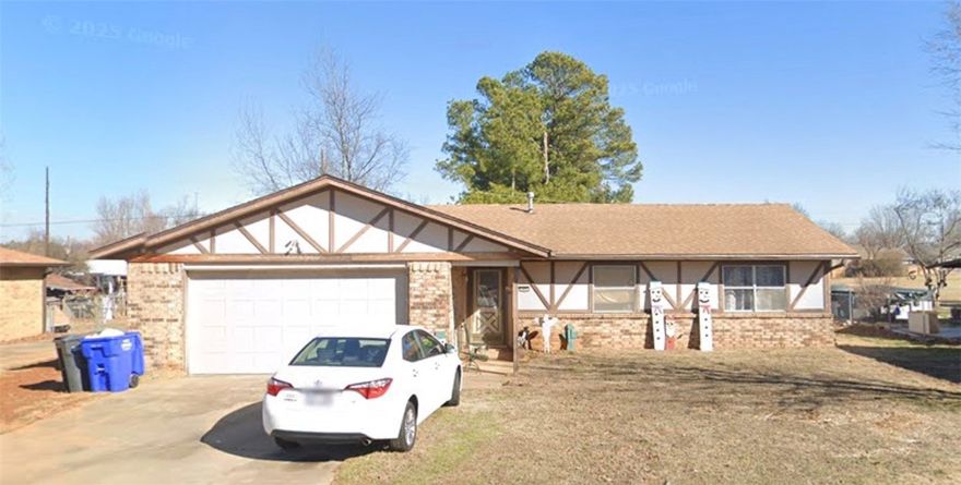Ranch style three bedroom home in convenient Rogers location.