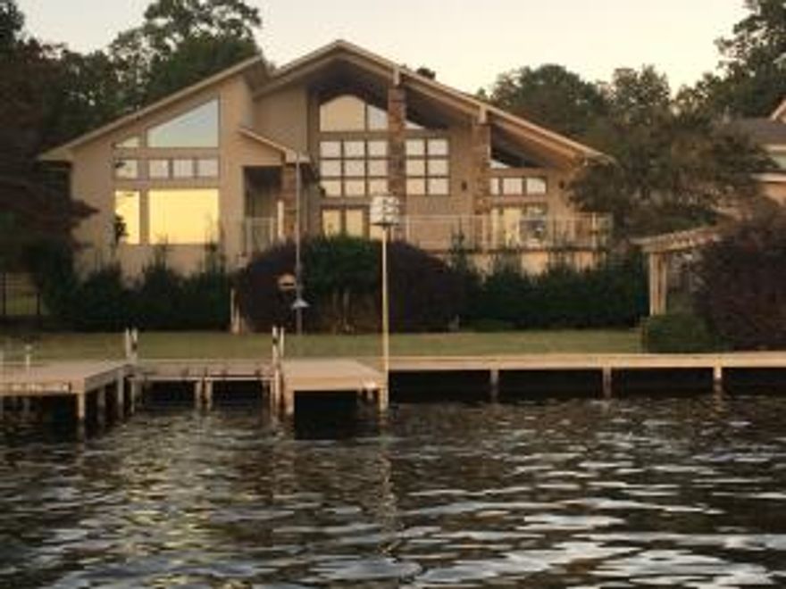 Prime Lake Hamilton location in prestigious Camelot, this contemporary single-level home is on a level lot with views of the lake and Mt. Riante.  Soaring great room with walls of glass, 3 private ensuite bedrooms, and office/study.  Entertaining is a breeze with open floor plan and wet bar.  Energy efficient construction with 6'' insulated walls and interior wall insulation, double paned, tinted windows.