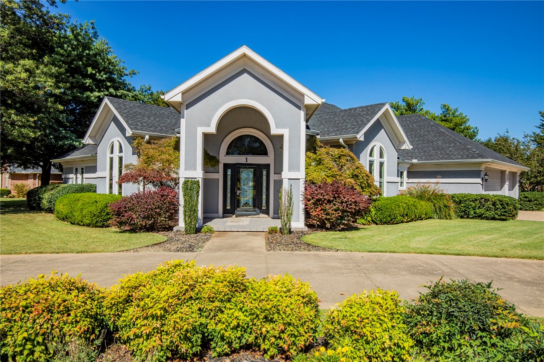 Beautiful home with pool on large lot in Glenbrook Subdivision. Everything Bentonville just minutes away
as well as I-49. 3 bedrooms and 2 1/2 baths. High ceilings with lots of crown moulding. Wood flooring
throughout Living room features wet bar with mini fridge and access to back yard. Kitchen includes large
island with granite counters, double oven lots of windows and opens into the Hearth room with gas
fireplace and built ins. home also has formal dining room. Master suite features separate shower and
large jetted tub with a double vanity. Large walk in closet with lots of built in shelving. Covered patio and
3 car garage. Pool maintenance is included in the rental price. Owner will consider shorter term lease.
