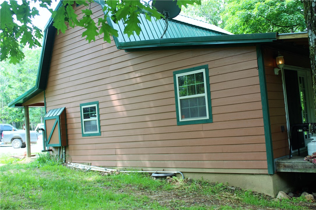 Unique cabin , great floor plan with 2nd Bedroom in the loft.Detached garage and whole house generator.