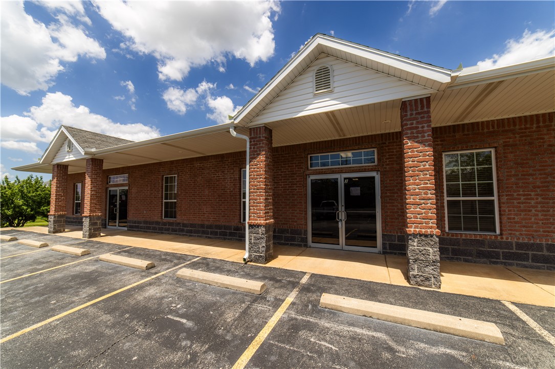 A prime office space in a desirable Bentonville location offers everything your business needs to thrive. With ample parking, multiple private offices, a spacious open lobby, a convenient kitchenette, and a large conference room, the versatile layout is designed for functionality and to suit your business needs. Ideal for vendors, small-scale businesses, individual office use, or even medical or dental practices.