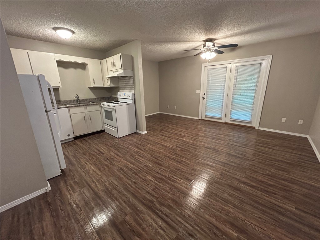 Available today!
No smoking
Pet deposit and fees
All appliances included except washer/dryer
Lawn care and trash is provided
Deposit is due up front before move in. All utilities must be in tenants name before move in.
